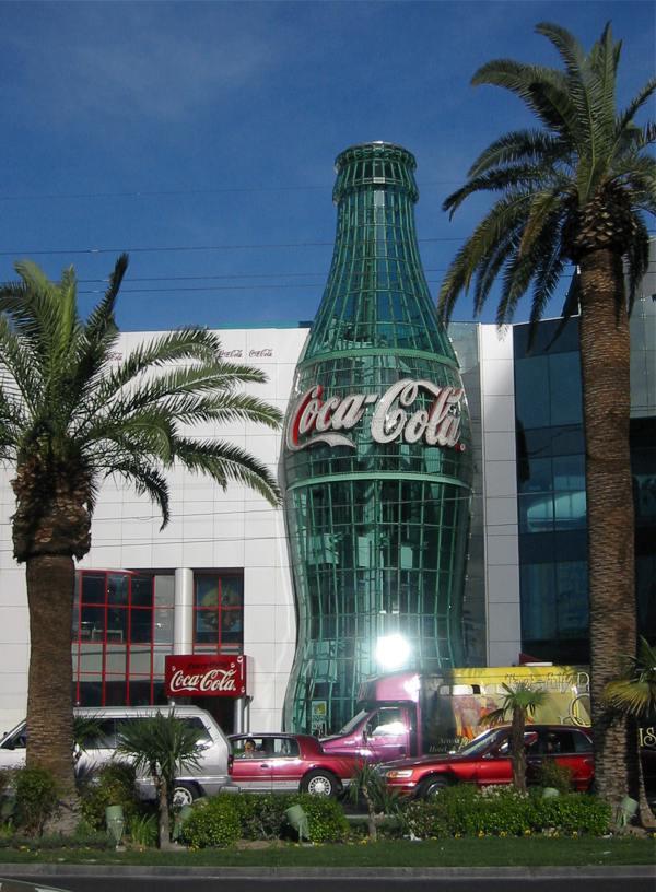 η Coca-Cola 1886: ο John Stith Pemberton παράγει Coca-Cola, η συνταγή δεν έχει πατέντα, γιατί είναι «εμπορικό μυστικό» 1892: ο Asa Griggs Candler ιδρύει την
