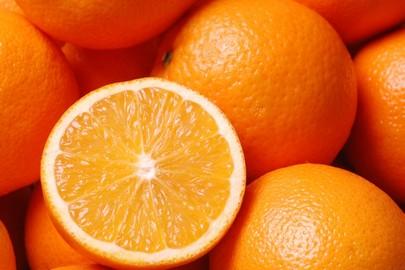 Φτιάξτε μόνες σας τονωτική λοσιόν λάμψης με αιθέρια έλαια πορτοκαλιού Τονώνει την επιδερμίδα ενώ τα αιθέρια έλαια πορτοκαλιού χαρίζουν άρωμα και λάμψη στο δέρμα.