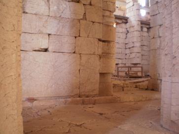 Ο ναός του Απόλλωνος Επικουρίου όπως σώζεται σήμερα κάτω από στέγαστρο.