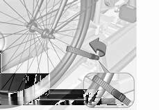 Αποθήκευση 61 Προσάρτηση του πρώτου ποδηλάτου 3. Στερεώστε και τους δύο τροχούς του ποδηλάτου στις υποδοχές ζάντας, χρησιμοποιώντας τους ιμάντες συγκράτησης. 4.