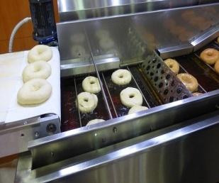 Τθγανιζρεσ για Donuts Dfryer C-2 Αυτόματο ςφςτθμα εναπόκεςθσ των Donut. Αυτόματοσ ανατροπζασ. Ταινία ςτράγγιξθσ και εξόδου. Πλθ θ καταςκευι είναι από ανοξείδωτο χάλυβα AISI 304.