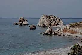 από τους αφρούς της θάλασσας, δικαιολογώντας έτσι και την ετυμολογία του ονόματός της.
