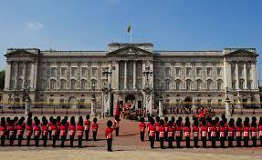 Το Buckingham Palace είναι ένα χτίριο στο οποίο κατοικεί η