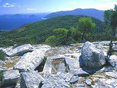 ΣΕΝΤΟΥΚΙΑ Πάνω στο βουνό της Καρυάς, βρίσκονται τα <<Σεντούκια>>, 3 μοναδικοί αρχαίοι τάφοι, λαξευτοί στο βράχο, πιθανόν Υστερορωμαϊκών χρόνων.