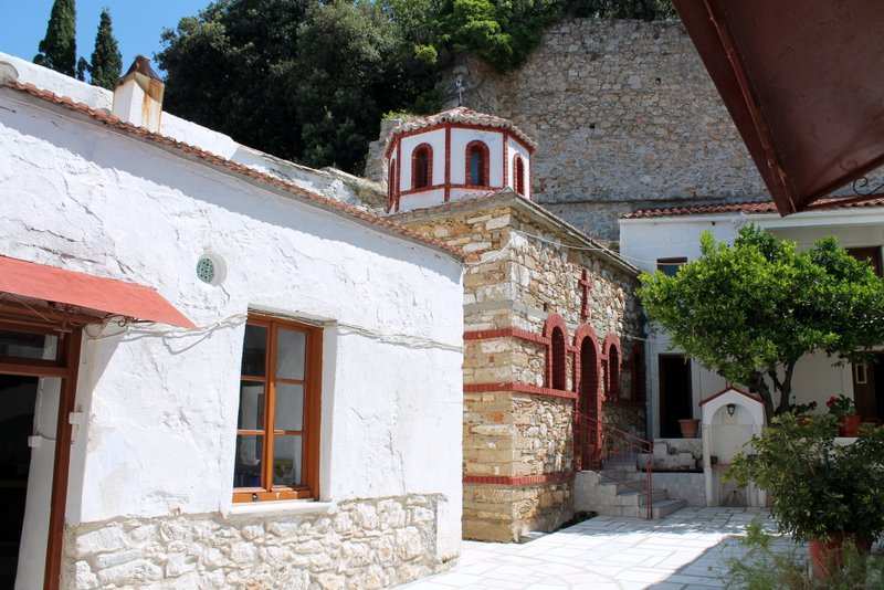 ΜΟΝΑΣΤΗΡΙΑ Εκτός από τις εκκλησίες που αποτελούν βασικό λόγο επίσκεψης στο νησί κυρίαρχη θέση στα αξιοθέατα της Σκοπέλου έχουν και τα μοναστήρια.