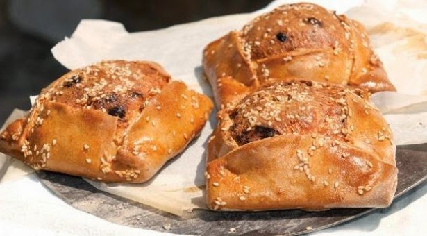 Κυπριακή Παραδοσιακή Κουζίνα: Φλαούνες Ζύμη: 5 ποτήρι αλεύρι 1 κουταλιά B.P.