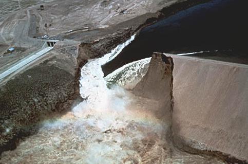 Υπόγεια διάβρωση λόγω απομάκρυνσης κόκκων του υλικού που παρασύρονται από την υπόγεια ροή 1 Φράγμα ΤΕΤΟΝ (Idaho, USA),