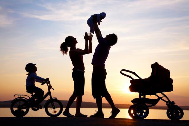 Όλοι εκείνοι, που ξεκινώντας την οικογενειακή τους ζωή χωρίς ευοίωνα σημάδια, στηρίγματα και εγγυήσεις οικογενειακής ευτυχίας αγωνίζονται και ξεπερνούν τις διάφορες κρίσεις, μας δείχνουν τα ύψη που