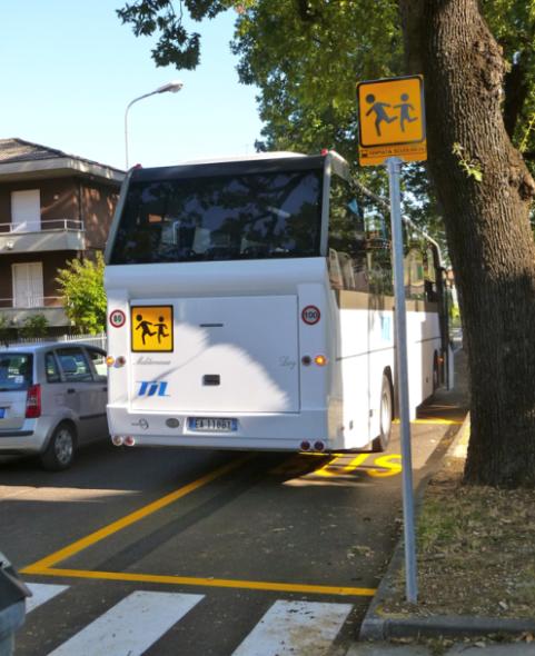 Μέτρα για ατυχήματα παιδιών -3 Οικονομικές λύσεις αύξησης της ασφάλειας κατά τη σχολική μεταφορά Πινακίδα στάσης και σχολικού λεωφορείου Η πινακίδα της στάσης και του σχολικού λεωφορείου είναι