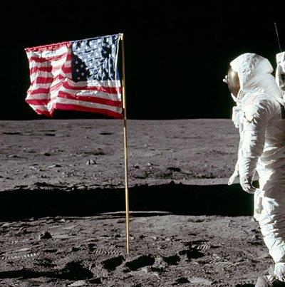 «Συνωμοσία της Σελήνης» Υπολογίζεται πως περίπου 400.000 άνθρωποι εργάστηκαν στα προγράμματα Apollo σε διάστημα δέκα ετών.