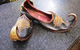 Μεσαίωνας: Κατά το μεσαίωνα η μόδα επέβαλε το poulaine, ένα παπούτσι με μυτερή και ανεστραμμένη μύτη Ως αντίδραση της μόδας στα πολύ μακριά παπούτσια, ήρθαν τα πολύ φαρδιά, γνωστά ως