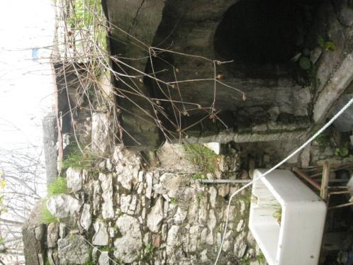 πάτωμα: τα πατώματα των κατοικιών είναι από εξαγωνικές πλάκες οροφές: όλες οι οροφές των κτισμάτων ήταν φτιαγμένες από ξύλινα «βολίτζια» και ξυλονευκές ενώ σαν πλήρωση χρησιμοποιούσαν καλάμι ή