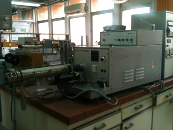 αφ ετέρου να βελτιώσει τη μεταφορά θερμότητας με την μείωση πάχους υλικού, δημιουργώντας τις κατάλληλες τάσεις κατά την τήξη του υλικού. Εικόνα 4.3: Κοχλίας με βαθμιαίο μειώμενο βάθος αυλάκου [2].