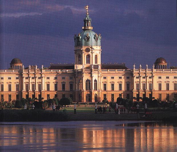 Το θερινό ανάκτορο των Πρώσων βασιλέων χτίστηκε μεταξύ 1695 και 1713. Η ανατολική πτέρυγα (νέα πτέρυγα) που φιλοξενεί τη χρυσή γκαλερί ήταν η επίσημη κατοικία του Φρειδερίκου του Μέγα.