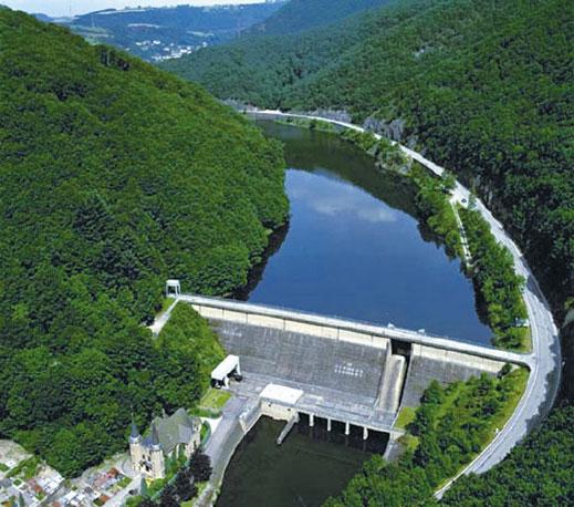 Υδροηλεκτρικά έργα Αντίθετα, τα μικρής κλίμακας υδροηλεκτρικά εγκαθίστανται δίπλα σε ποτάμια ή κανάλια και η λειτουργία τους παρουσιάζει πολύ μικρότερη περιβαλλοντική όχληση.