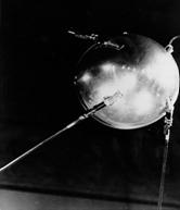 Ο Intelsat 4 το 1975 ήταν ο πρώτος που χρησιμοποίησε διπλά polarization ανά αναμεταδότη, π.χ. δώδεκα αναμεταδότες για 24 κανάλια.