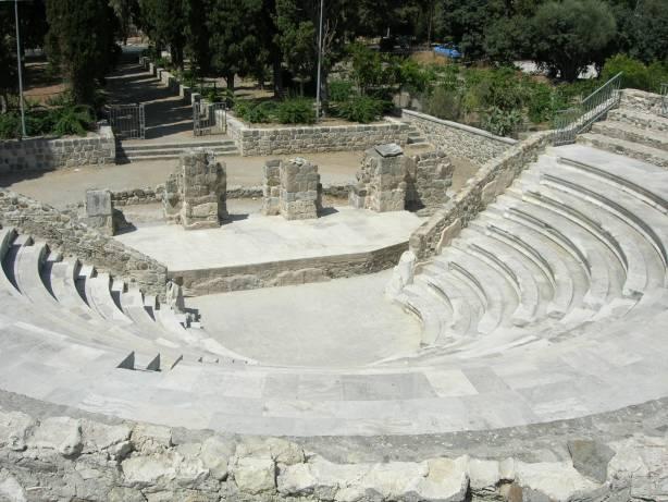Κατά τη διάρκεια της ελληνιστικής εποχής το θέατρο του Διονύσου ξαναχτίστηκε με μια πολυώροφη σκηνή και οι ηθοποιοί δημιούργησαν επαγγελματικό σωματείο, που ονομαζόταν οι "Καλλιτέχνες του Διονύσου".