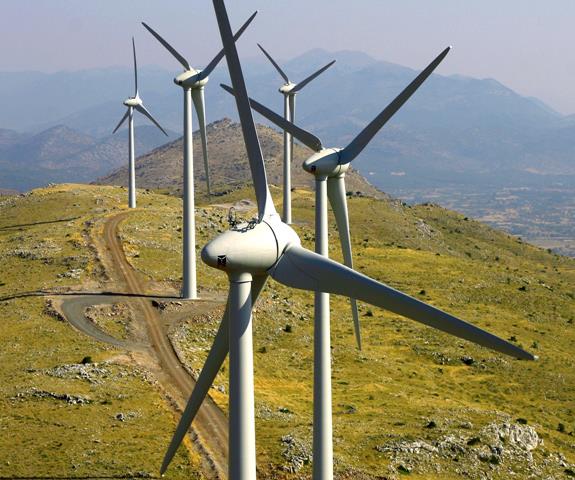 Τα πρώτα δείγματα ηλεκτροπαραγωγής από αιολική ενέργεια εμφανίστηκαν στις αρχές του 20 ου αιώνα, όμως από το 1980 και μετά η τεχνολογία άρχισε να εξελίσσεται σε τέτοιο βαθμό που να μπορεί να