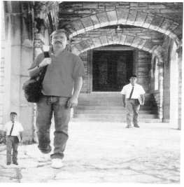 70 παραμένουν σταθερές στη συνείδησή μας. Σημαντικές σταθερές της οπτικής αντίληψης είναι το μέγεθος, το σχήμα, η φωτεινότητα και το χρώμα 114. Με την Εικόνα ΣΤ.