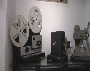 «Κλικ στο παρελθόν και το µέλλον» Μουσείο Φωτογραφικών Μηχανών Στην οδό Κοµνηνών 24, στη Θεσσαλονίκη βρίσκεται το µουσείο που φιλοξενεί σπάνιες και ιστορικές φωτογραφικές µηχανές και κάµερες µιας
