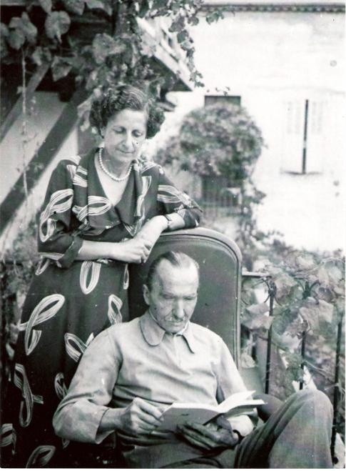 Όταν ο Νίκος Καζαντζάκης άφησε την τελευταία του πνοή στις 26 Οκτωβρίου 1957, εμπιστεύτηκε την πνευματική παρακαταθήκη τού έργου του στην Ελένη του, σύζυγο και σύντροφο της ζωής του, η οποία και