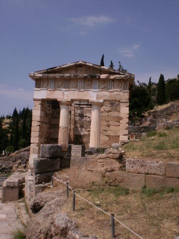 Ο αναστηλωμένος δωρικός Θησαυρός των Αθηναίων στο δελφικό ιερό του Απόλλωνος. Οι μετόπες του έφεραν ανάγλυφο διάκοσμο με τους άθλους του Ηρακλή και του Θησέα, σήμερα στο Αρχαιολογικό Μουσείο Δελφών.