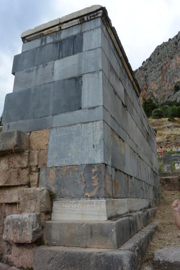 Ο μνημειώδης μαρμάρινος βωμός του Απόλλωνος στο ιερό του