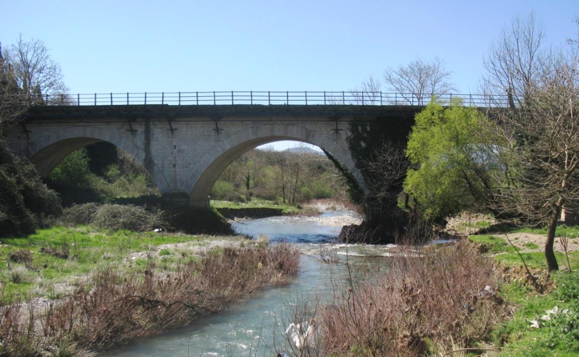 Ελισσώνας ποταμός - Μεγαλόπολη Τρίτοξο γεφύρι των τελευταίων δεκαετιών του 19 ου αιώνα, με τρία