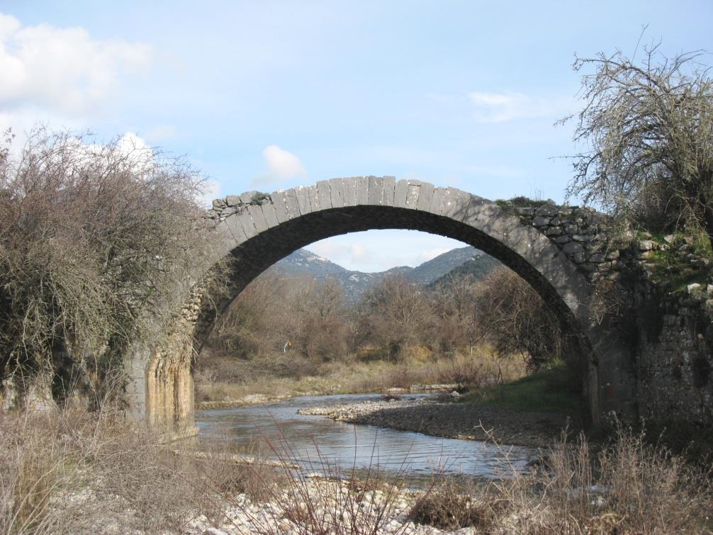 Ε λ ι σ σ ώνας ποτα μ ός - Κα ρτ ερόλι Το καινούργιο πετρογέφυρο, όπως το αποκαλούν οι ντόπιοι, χτίστηκε όταν άλλαξε πορεία ο