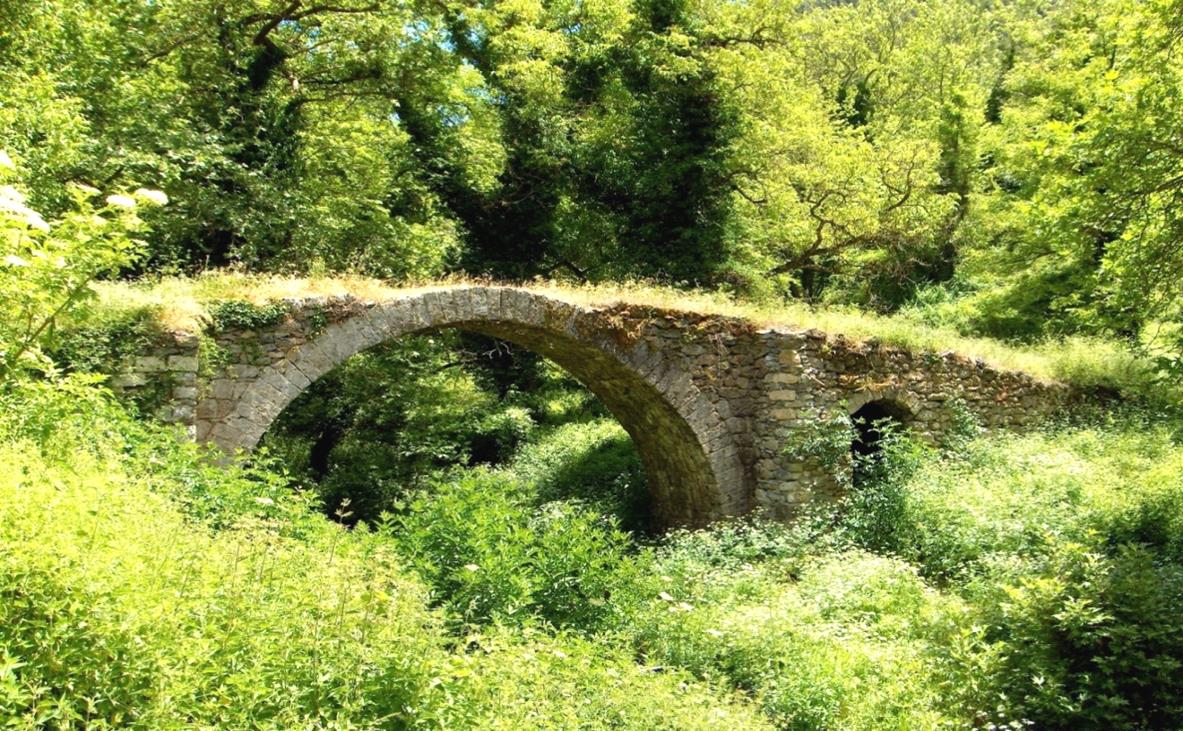 Σαραντα πότα μος Βούρβουρα Σαρανταπόταμος - (επειδή οι ντόπιοι θεωρούν ότι ο ποταμός έχει 40 ρυάκια και ρέματα) : Το πετρόκτιστο γεφύρι που ένωσε τις όχθες του