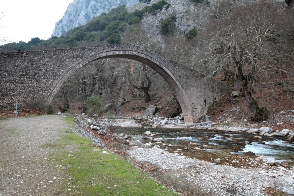 ΠΟΡΤΑΣ H ΑΓΙΟΥ ΒΗΣΣΑΡΙΩΝΑ Κτίστηκε το 1514 από τον Μητροπολίτη Λάρισας Βησσαρίωνα και