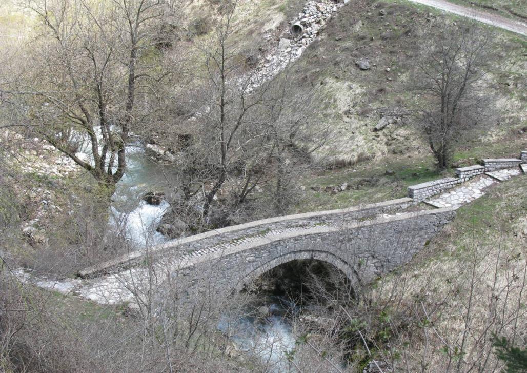 ΑΓΙΟΥ ΑΘΑΝΑΣΙΟΥ ΣΤΟ ΧΑΛΙΚΙ Μονότοξο ημικυκλικό γεφύρι χτισμένο πάνω σε βράχο. Κατασκευασμένο τον 18ο αιώνα, επισκευάστηκε το 1980.