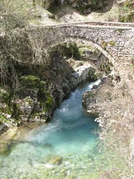 ΑΓ. ΓΕΩΡΓΙΟΥ (ΚΑΠΡΑΡΙΑ) ΣΤΟ ΧΑΛΙΚΙ Μονότοξο ημικυκλικό γεφύρι θεμελιωμένο πάνω σε βράχο. Κατασκευασμένο τον 18ο αιώνα, επισκευάστηκε το 1991.