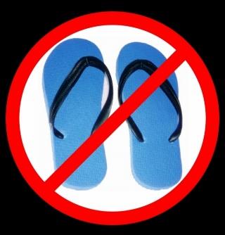 Υποδήματα Τα παπούτσια πρέπει να είναι άνετα με καλές σόλες, όχι ψηλοτάκουνα ή σανδάλια, και να είναι από φυσικό υλικό που επιτρέπει στο πόδι να αναπνέει