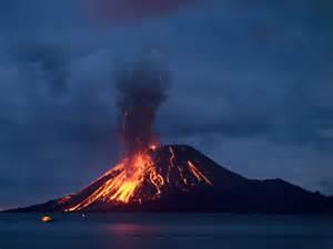 ΤΑ 3 ΜΕΓΑΛΥΤΕΡΑ ΗΦΑΙΣΤΕΙΑ ΤΗΣ ΕΥΡΩΠΗΣ Σε αυτήν την εικόνα βλέπουμε το ηφαίστειο της Σαντορίνης που με την έκρηξή του περίπου το 1630 π.