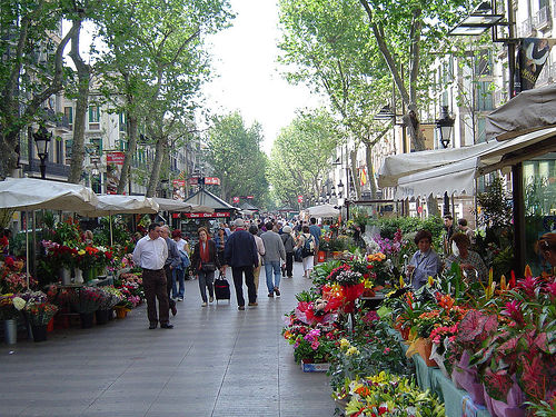 2. Κεντρο, Πλασα Καταλουνια και Λα Ραμπλα (La Rambla) Η κεντρικη πλατεια κι ο πιο πολυσυχναστος πεζοδρομος της πολης για βολταρισμα, οπως και τα γειτονικα στενακια της παλιας πολης.