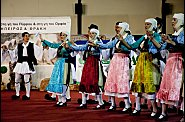 Ο Συρτός χορός Ένας από τους παλαιότερους χορούς είναι ο "συρτός". Χορεύεται εδώ και 3.000 χρόνια περίπου κι έχει φτάσει μέχρι τις μέρες μας.