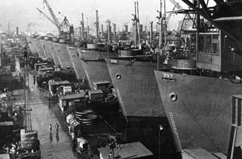 Όλα ξεκίνησαν το 1939 όταν στα ναυπηγεία "J.L. Thomson and Son" στο Sunderland της γγλίας καθελκύστηκε σε σχέδια του R.C. Thomson ένας πρωτοποριακός, τότε, ναυπηγικός τύπος πλοίου εκτοπίσματος 10.