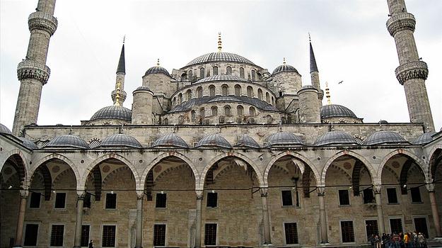 ΤΟΠΟΘΕΣΙΑ ΚΑΙ ΔΟΜΗΣΗ ΤΟΥ Βρίσκεται στο παλαιότερο τμήμα της Κωνσταντινούπολης, κοντά στην τοποθεσία του αρχαίου Ιπποδρόμου (Ατ Μεϊντάνι), και απέναντι (δυτικά) από την Αγία Σοφία.