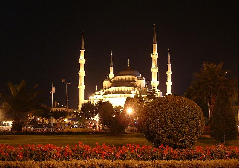 ΜΙΝΑΡΕΔΕΣ Το Μπλε Τζαμί είναι το μοναδικό στην Τουρκία που έχει έξι μιναρέδες. Όταν αποκαλύφθηκε ο αριθμός των μιναρέδων, ο Σουλτάνος κατηγορήθηκε για αλαζονεία.