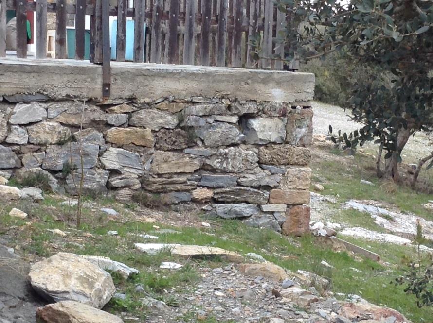 Δίπλα σε ερείπια μεταβυζαντινού