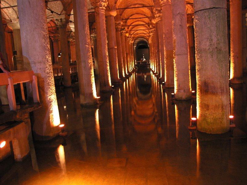 Οι υπόγειες στοές των υδραγωγείων χρησιμοποιήθηκαν και σαν περάσματα διαφυγής μέσα στο πέρασμα της ιστορίας αφού ένωναν υπογείως όλη την Κωνσταντινούπολη.