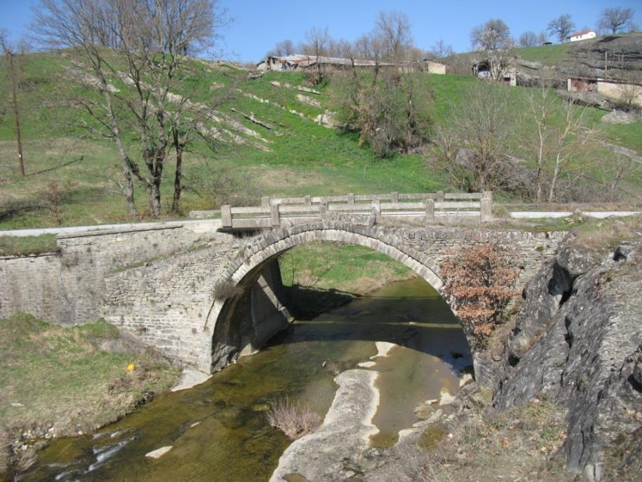 ΒΑΘΕΙΑΣ Το γεφύρι της Βάθιας ή μικρό γεφύρι της Χρυσαυγής είναι χτισμένο πάνω από το ρέμα «Βάθια» σε απόσταση ενός χιλιομέτρου από τη Χρυσαυγή πάνω στον επαρχιακό δρόμο προς Κορυφή.