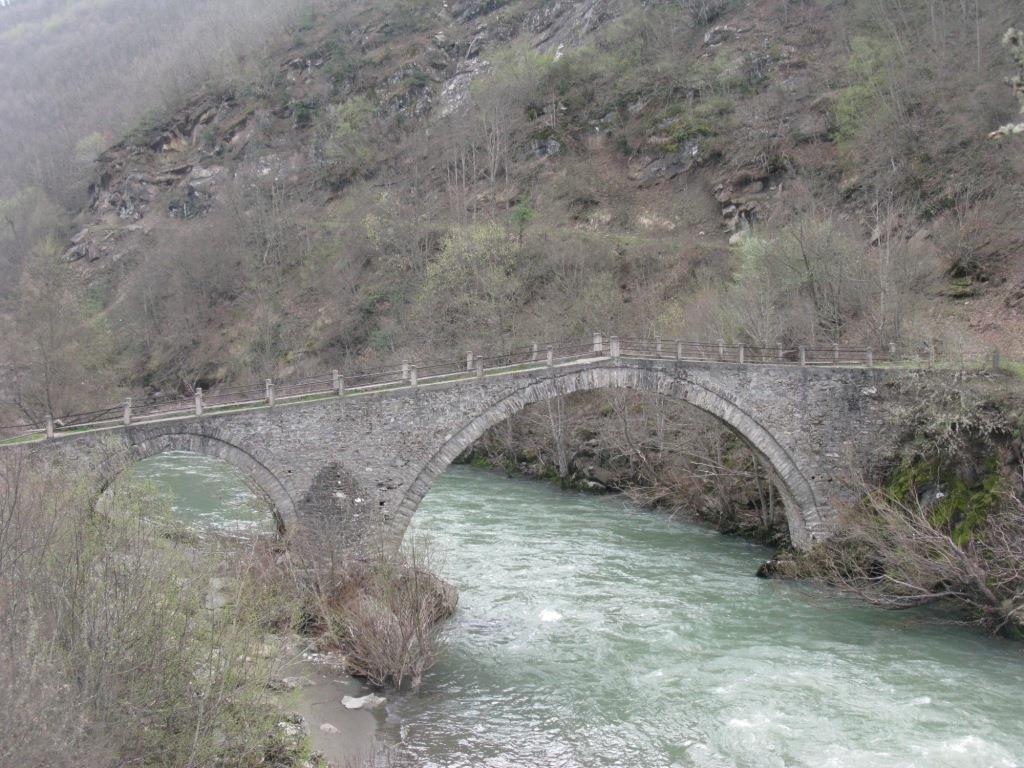 ΚΑΓΚΕΛΙΑ Το γεφύρι Καγκέλια βρίσκεται στη νότια πλευρά του χωριού Τρικώμου.