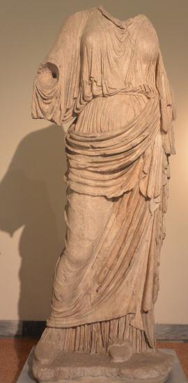 Γραφική αναπαράσταση του λατρευτικού αγάλματος της Νεμέσεως (430-420 π.χ.) στο αττικό ιερό της στον αρχαίο δήμο Ραμνούντος, με βάση την περιγραφή του Παυσανία (1.33.