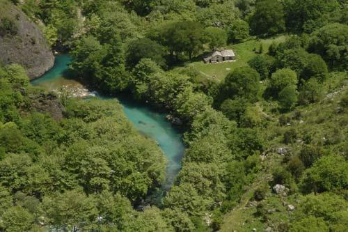Εθνικός Δρυμός Βίκου-Αώου Εθνικός Δρυμός Βίκου-Αώου O Εθνικός Δρυμός Βίκου-Αώου είναι μια περιοχή προστατευόμενου φυσικού πλούτου, βόρεια της πόλης των Ιωαννίνων, στο Ζαγόρι της Ηπείρου.