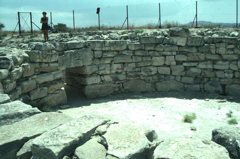 Ταφική Αρχιτεκτονική Στην Κρήτη εμφανίζονται κτιστοί υπέργειοι τάφοι: 1) Κυκλικοί
