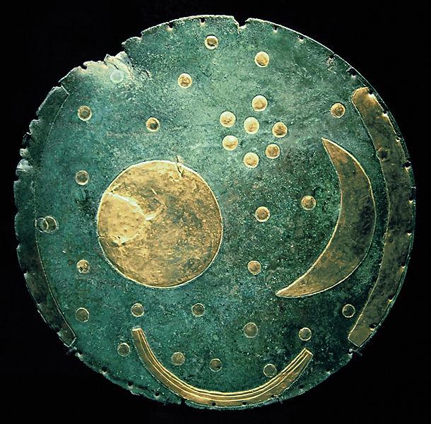 Ο δίσκος της Νέμπρα Χάλκινος δίσκος (Γερμανία, 1600 πχ) με χρυσές ενθέσεις που δείχνουν τη Σελήνη, τις Πλειάδες και