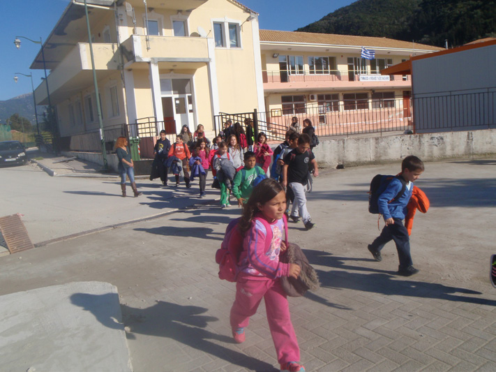 4 ΠΑΙΔΕΙΑ - ΠΟΛΙΤΙΣΜΟΣ Μ Τα χωριά της Λευκάδας ερημώνουν, τα σχολεία κλείνουν έχρι την δεκαετία του 60 τα χωριά της ευρύτερης περιοχής του πρώην Δήμου Απολλωνίων έσφυζαν από ζωή.