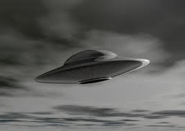 Η πρώτη δημοσιοποιημένη θέαση UFO στις Ηνωμένες Πολιτείες συνέβη τον Ιούνιο του 1947, όταν ο Kenneth Arnold, πωλητής που οδηγούσε το δικό του αεροπλάνο, είδε εννέα αντικείμενα που έμοιαζαν με δίσκους